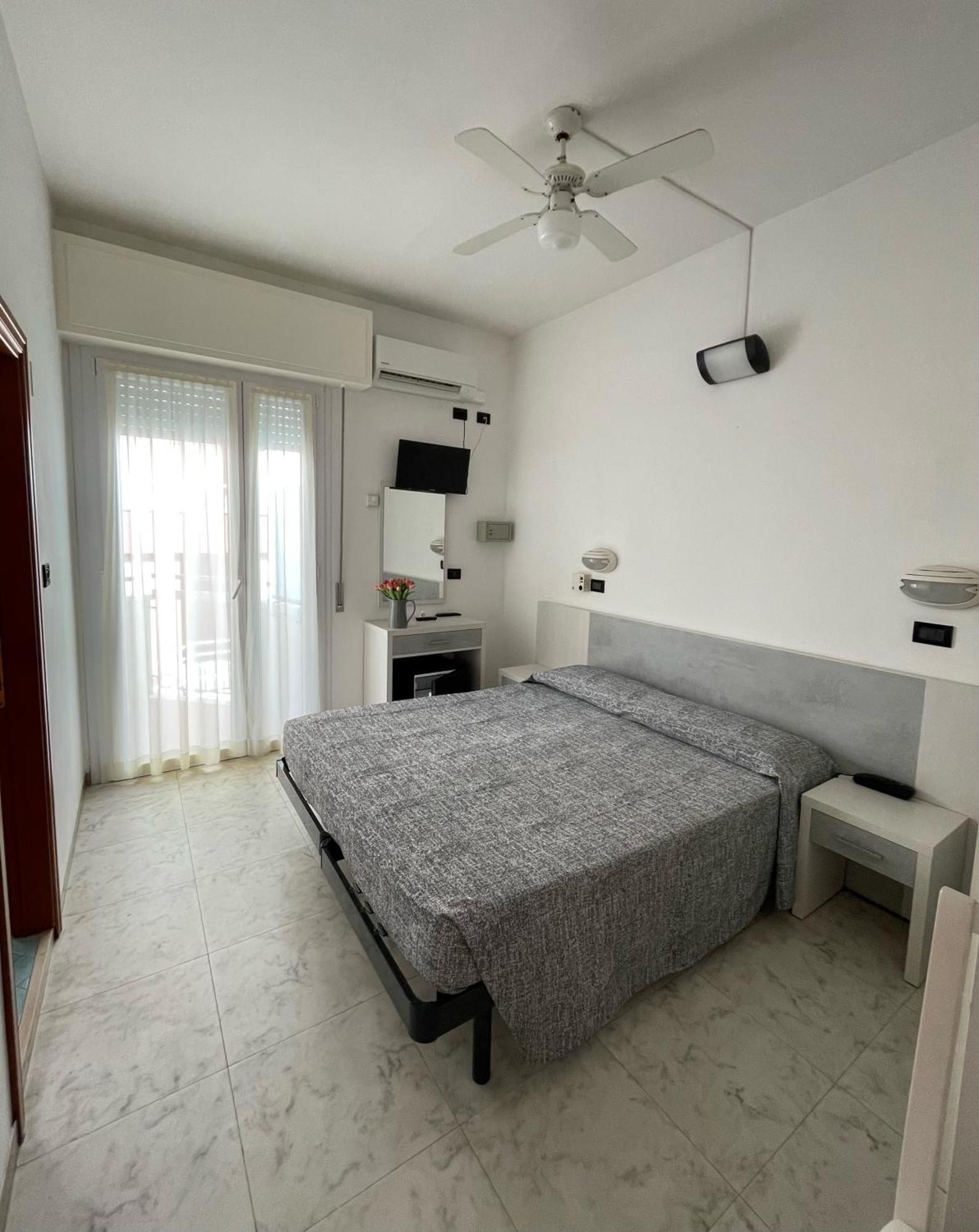 Hotel Haway Rimini Buitenkant foto