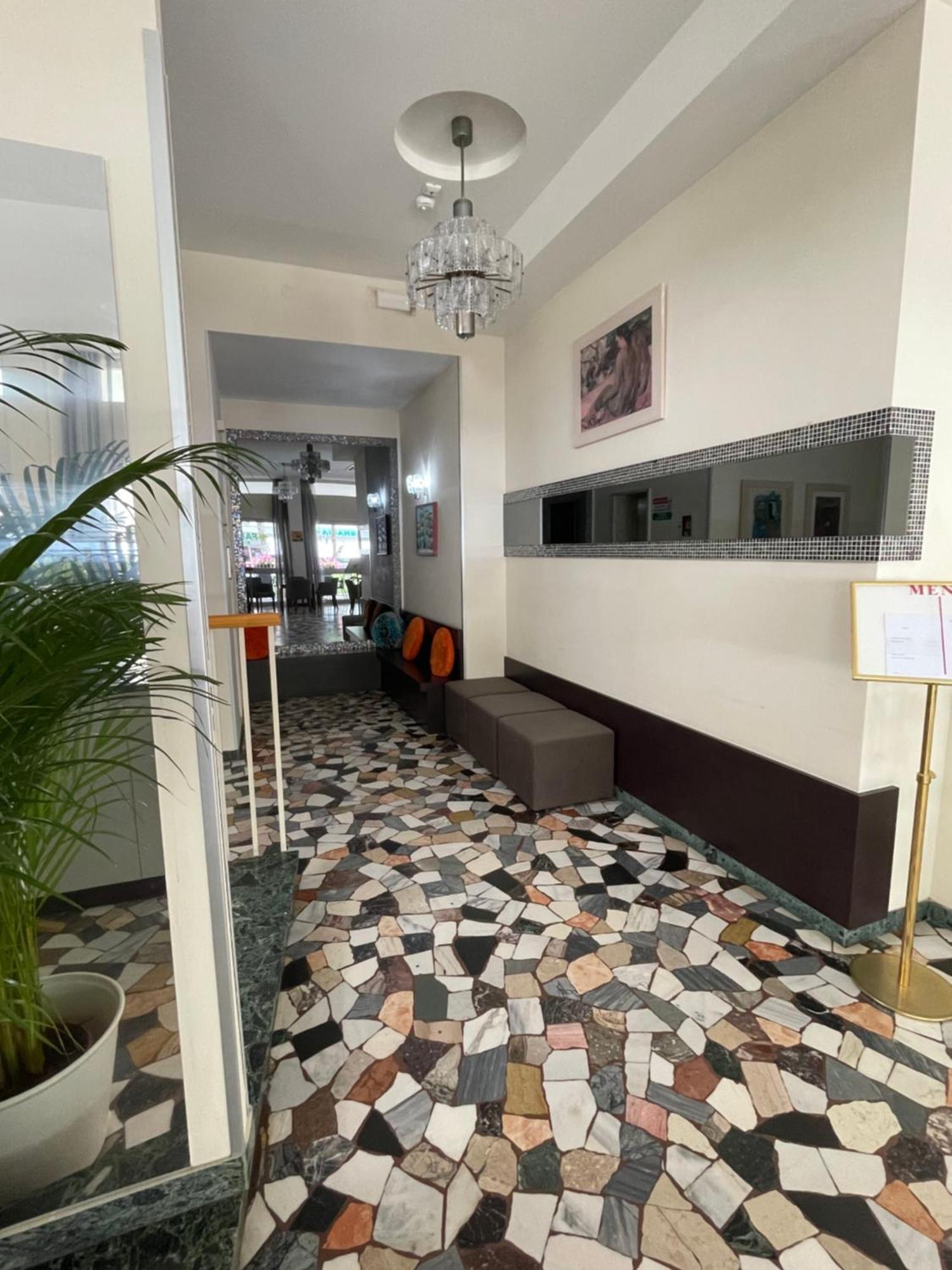 Hotel Haway Rimini Buitenkant foto